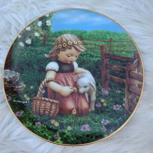M.J. Hummel "Favorite Pet” Gentle Friends 1992 Danbury Mint 8" Collectors Plate.